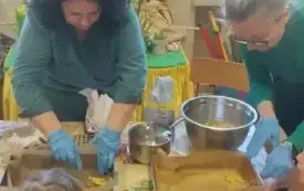 Nauczycielki robią ciasteczka owsiane.