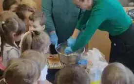 Nauczycielki robią ciasteczka owsiane.