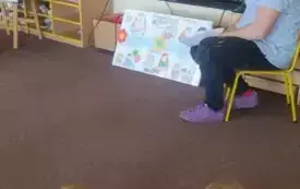 Dzieci oglądają film edukacyjny.