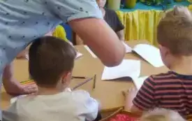 Dzieci pracują w zeszycie ćwiczeń .