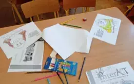 Dzieci pracują w zeszycie ćwiczeń .