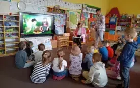 Dzieci oglądają film edukacyjny 