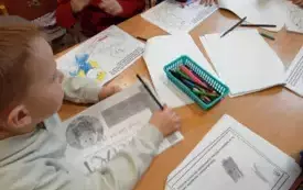 Dzieci pracują w zeszycie ćwiczeń .