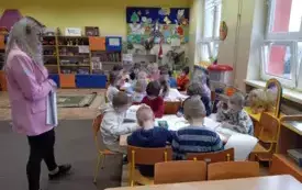 Dzieci pracują przy stole w karcie ćwiczeń .
