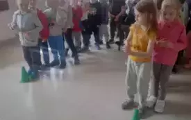 Dzieci biorą udział w zabawie ruchowej.