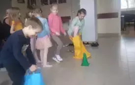 Dzieci skaczą w workach.