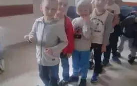 Dzieci biorą udział w zabawie ruchowej.