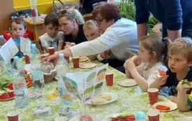 Dzieci z rodzicami robią zdrowe kanapki