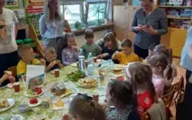 Dzieci z rodzicami robią zdrowe kanapki