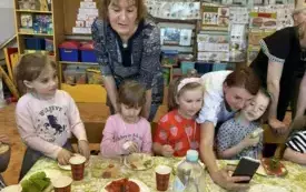 Dzieci robią zdrowe kanapki
