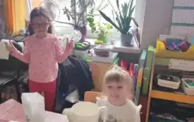 Dziewczynki przyglądają się składnikom na mase solną