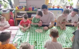 Dzieci wyciskają z masy solnej r&oacute;żne kształty