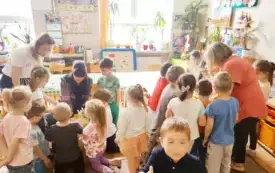 Dzieci przyglądają się powstawaniu masy solnej.