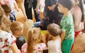 Pani nalewa wodę do miski.