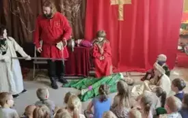 dzieci oglądają przedstawienie