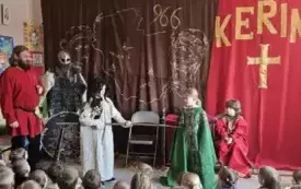dzieci oglądają przedstawienie