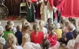 dzieci oglądają przedstawienie