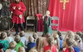 dzieci oglądają przedstawienie