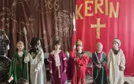 dzieci występujące w przedstawieniu kłaniają się po występie