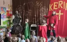 dzieci oglądają przedstawienie