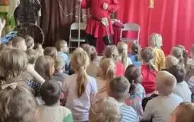 dzieci oglądają przedstawienie