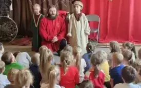 dzieci oglądają przedstawienie