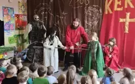 dzieci oglądają przedstawienie