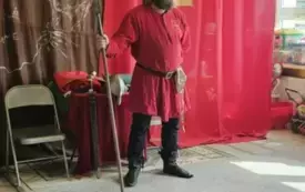 Pan przebrany za rycerza.
