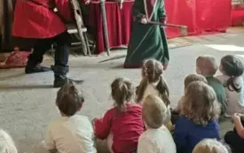 Chłopiec przebrany za rycezra walczy.