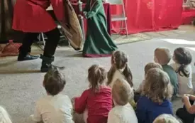 Chłopiec przebrany walczy z rycerzem.