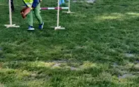 Dzieci biorą udział w zabawie ruchowej.