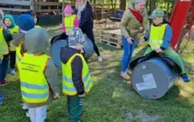 Dzieci siedzą na siodle.