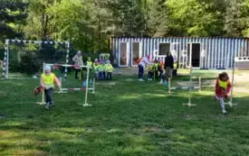 Dzieci biorą udział w zabawie ruchowej.