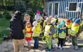Dzieci biorą udział w zabawie ruchowej.