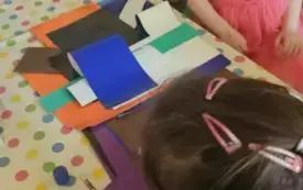 Dzieci wybierają papier kolorowy.