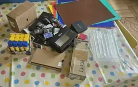 Zdjęcie pudełek i pomocy do wykonania pracy z dziećmi.