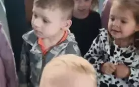 Dzieci uśmiechają się do zdjęcia.