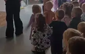 Dzieci patrzą na panią. Wykonują ćwiczenia.