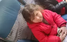 Dziewczynka siedzi w autokarze.