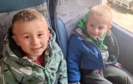 Dzieci siedzą w autokarze.