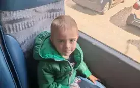 Chłopiec siedzi w autokarze