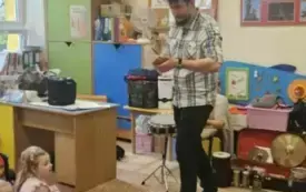Pan gra na drewienku.