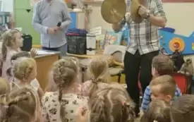 Pan gra na talerzach.