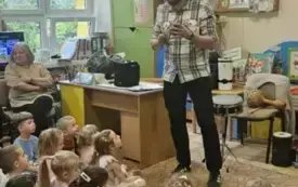 Pan gra na instrumencie