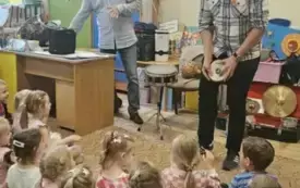 Pan gra na bębenku