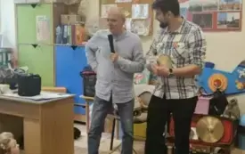 Pan Witek m&oacute;wi przez mikrofon.