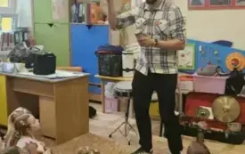 Pan gra na grzechotkach.