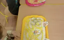Dzieci przesypują ryż.