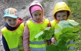 Dzieci uśmiechają się do zdjęcia