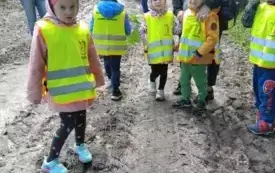 Dzieci uśmiechają się do zdjęcia.